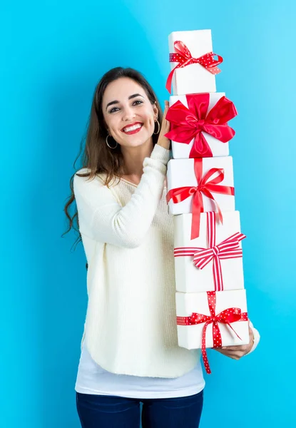 Frau mit einem Stapel Geschenkboxen — Stockfoto