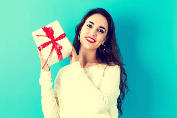 Mujer joven sosteniendo un regalo de Navidad — Foto de Stock