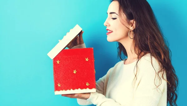 Genç kızla mutlu: Noel hediye kutusu — Stok fotoğraf