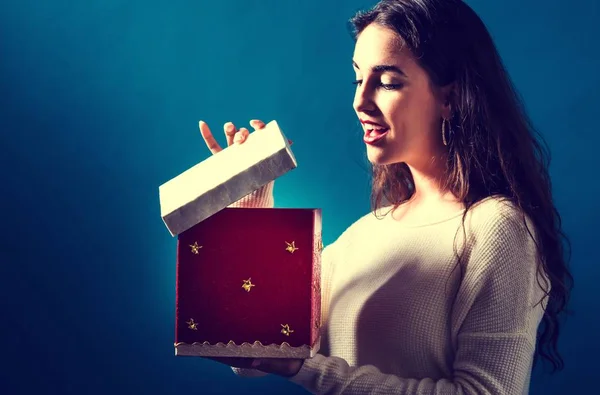 Gelukkig jonge vrouw met kerst aanwezig vak — Stockfoto