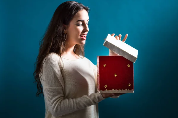 Felice giovane donna con scatola regalo di Natale — Foto Stock