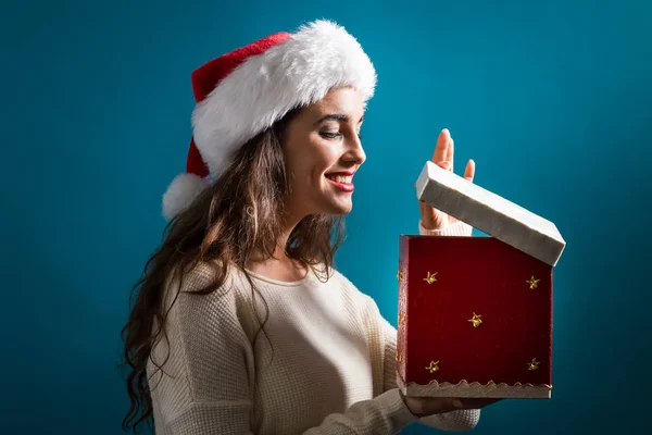 Счастливая молодая женщина с рождественским подарком — стоковое фото
