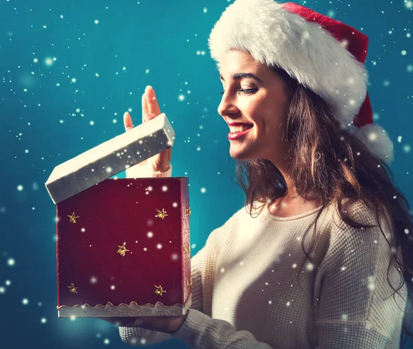 Feliz joven mujer con regalo de Navidad caja — Foto de Stock