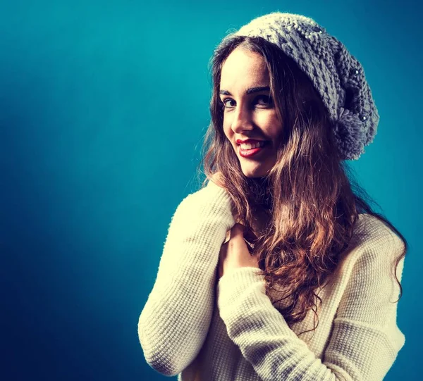 Kış kıyafetleri içinde mutlu genç bir kadın. — Stok fotoğraf