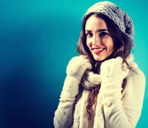 Glad ung kvinna i vinterkläder — Stockfoto