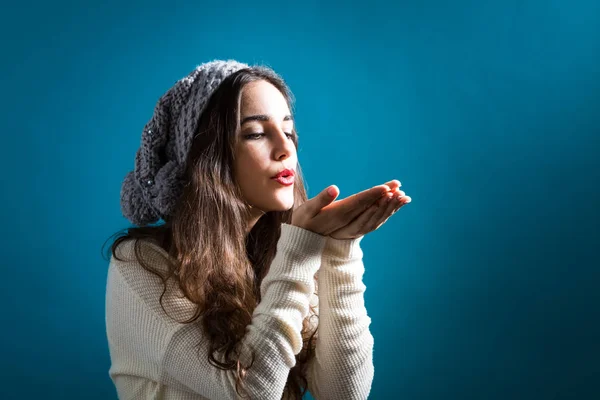 Mutlu genç kadın bir öpücük üfleme — Stok fotoğraf