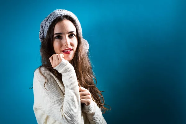 หญิงสาวมีความสุขในเสื้อผ้าฤดูหนาว — ภาพถ่ายสต็อก