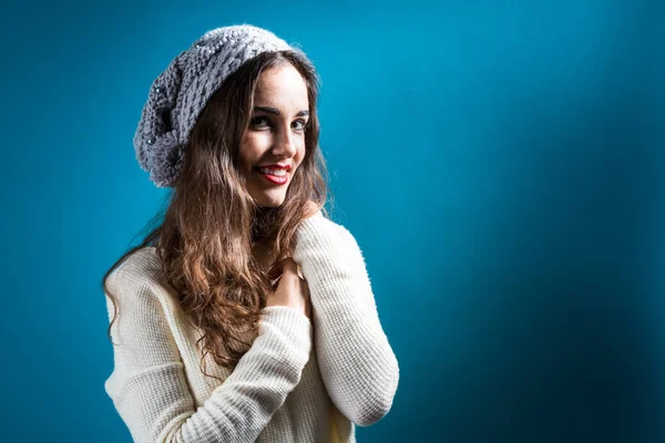 Щаслива молода жінка в зимовому одязі — стокове фото