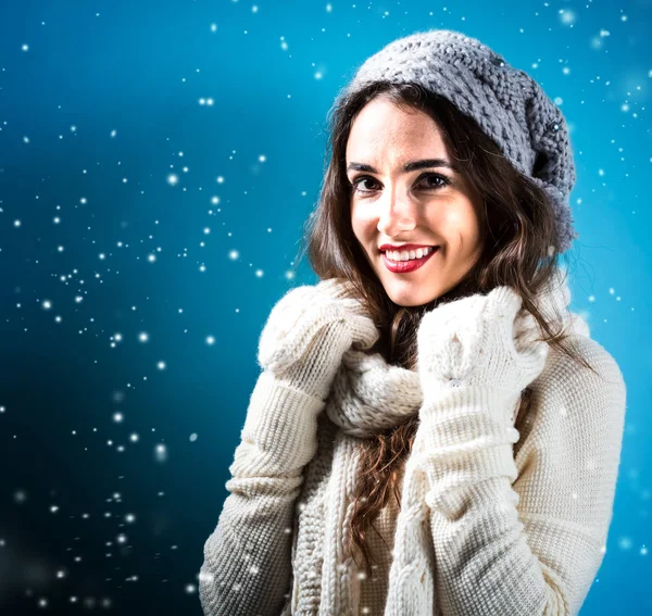 Felice giovane donna in abiti invernali — Foto Stock