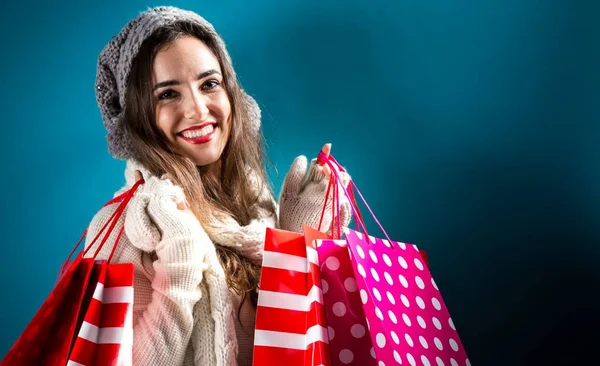 Alışveriş torbaları tutan mutlu genç kadın. — Stok fotoğraf