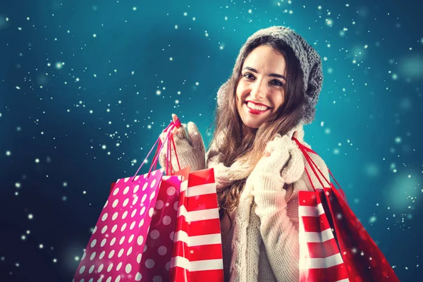 Mujer joven feliz sosteniendo bolsas de compras — Foto de Stock