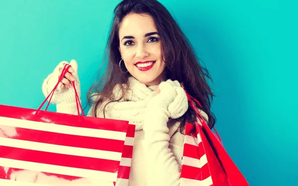 Gelukkige jonge vrouw met boodschappentassen — Stockfoto