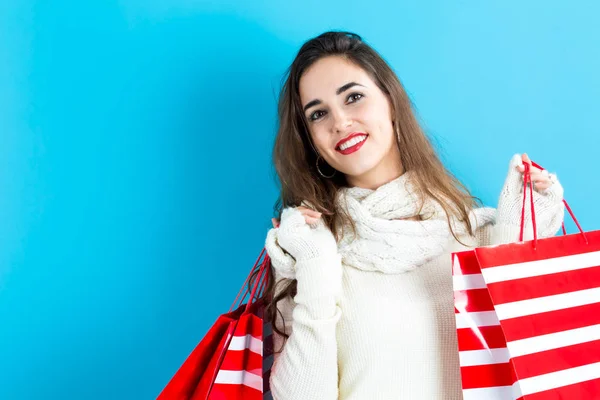 Mujer joven feliz sosteniendo bolsas de compras — Foto de Stock