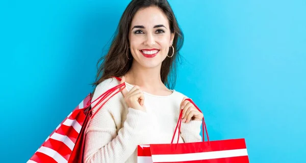 Mujer joven feliz sosteniendo bolsas de compras — Foto de Stock