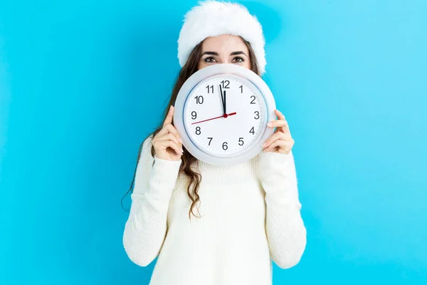 Mujer sosteniendo reloj mostrando casi 12 — Foto de Stock