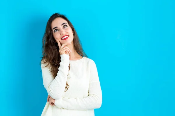 Jeune femme dans une pose réfléchie — Photo