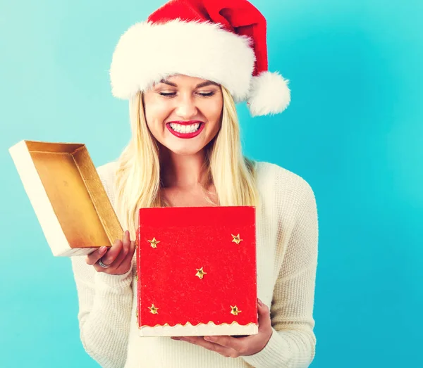 Felice giovane donna con scatola regalo di Natale — Foto Stock