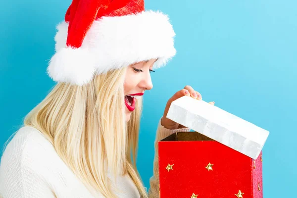 Giovane donna felice con regalo di Natale — Foto Stock