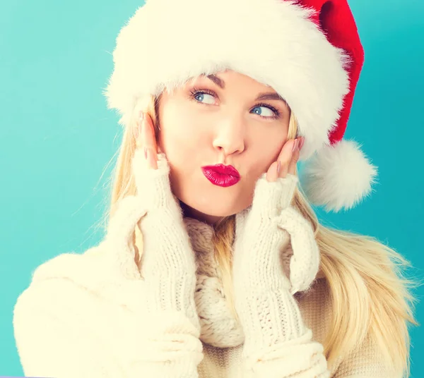 Giovane donna felice con cappello di Babbo Natale — Foto Stock