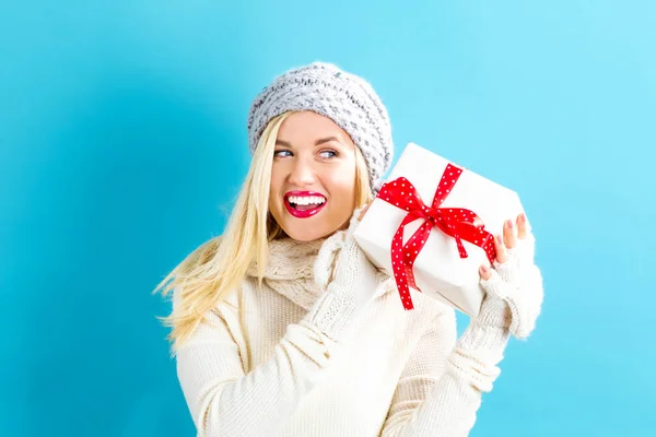 Feliz joven mujer sosteniendo un regalo de Navidad — Foto de Stock