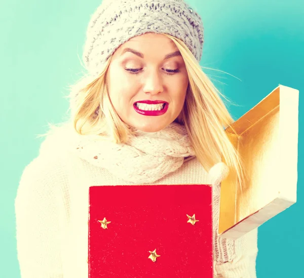 Felice giovane donna con scatola regalo di Natale — Foto Stock