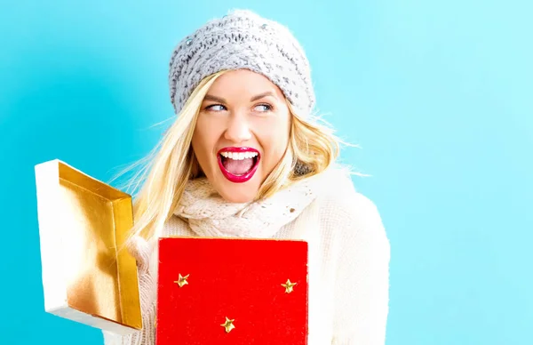 Felice giovane donna con scatola regalo di Natale — Foto Stock