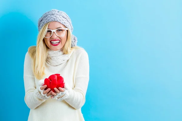 Mujer en ropa de invierno bebiendo café — Foto de Stock