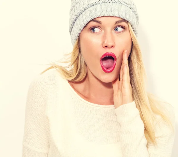 Jovem mulher feliz em roupas de inverno — Fotografia de Stock