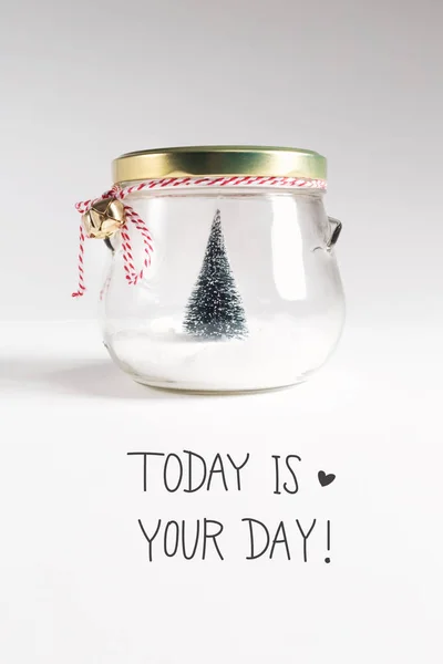 Nu Is uw boodschap van de dag met kerstboom — Stockfoto