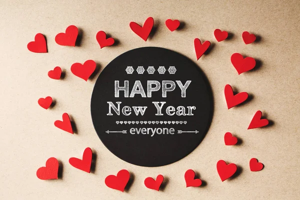 Feliz Año Nuevo Todo el mundo mensaje con corazones pequeños —  Fotos de Stock