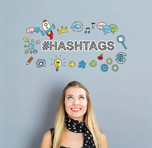 Hashtags 概念与幸福的年轻女人 — 图库照片