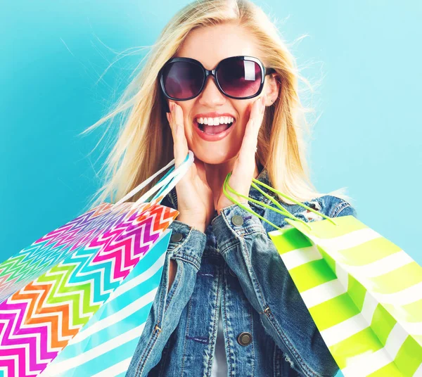 快乐的年轻女人拿着购物袋 — 图库照片