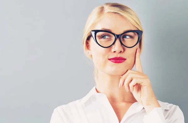 Ung affärskvinna i en tankeväckande pose — Stockfoto