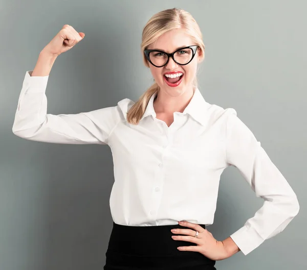 Mujer joven y poderosa — Foto de Stock