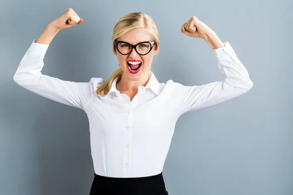 Mujer joven y poderosa — Foto de Stock