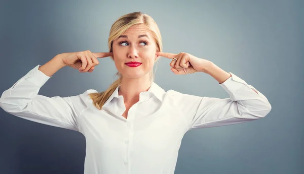 Junge Frau blockiert ihre Ohren — Stockfoto