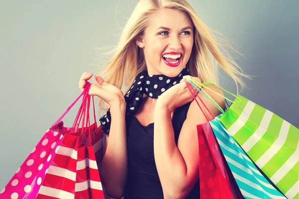 Szczęśliwa młoda kobieta blonde z torby na zakupy — Zdjęcie stockowe