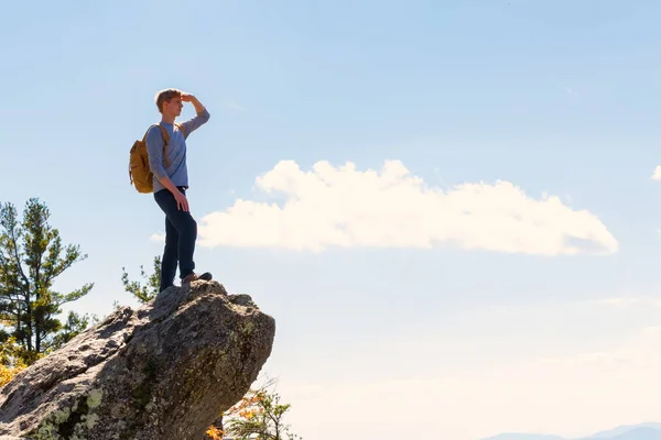 L'uomo che cammina sul ciglio di una scogliera — Foto Stock