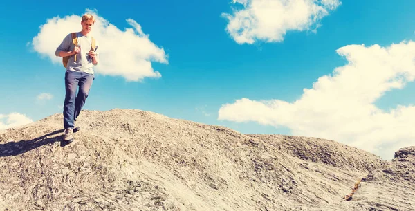 Man walking on the edge of a cliff — Stock Photo, Image