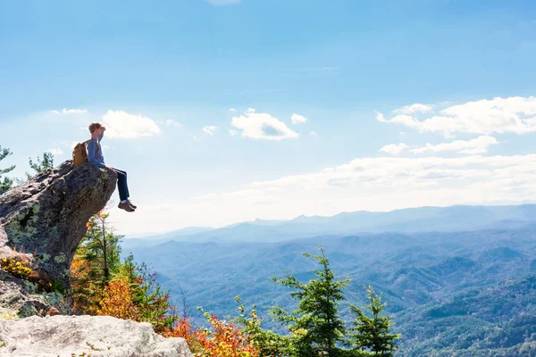 Man op de rand van een klif — Stockfoto