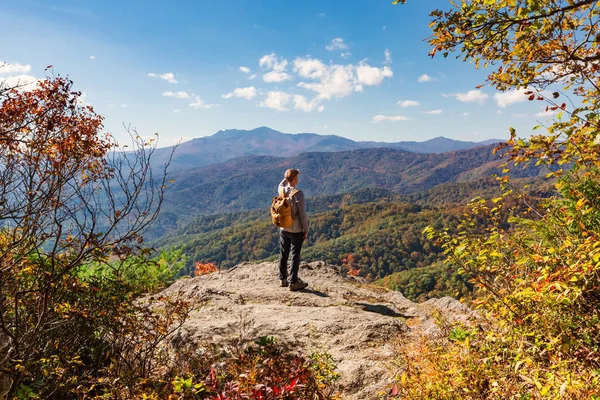 Man walking on the edge of a cliff — Stock Photo, Image