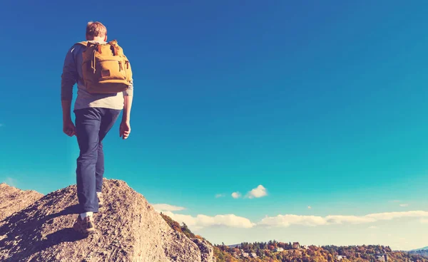 Man lopen op de rand van een klif — Stockfoto