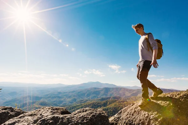 Hombre caminando en el borde de un acantilado — Foto de Stock