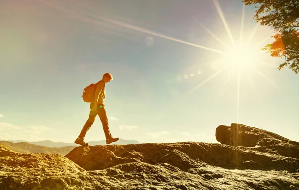 Mann läuft am Rande einer Klippe — Stockfoto