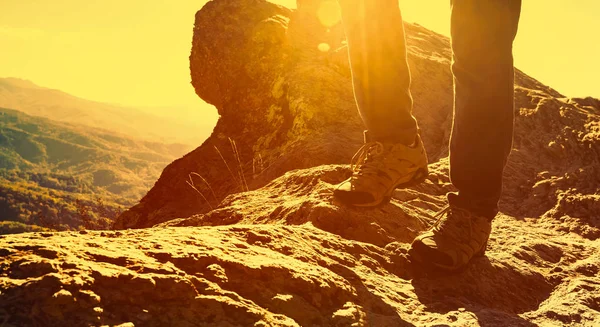 Man at the edge of a cliff — Stock Photo, Image