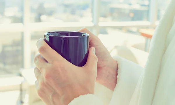 Hombre en un albornoz con una taza de café —  Fotos de Stock