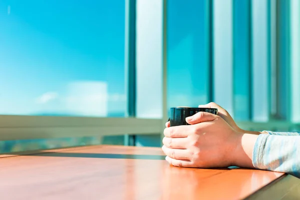 Junge Frau mit Tasse Kaffee — Stockfoto