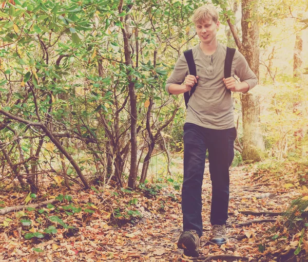 Uomo che cammina su un sentiero forestale — Foto Stock