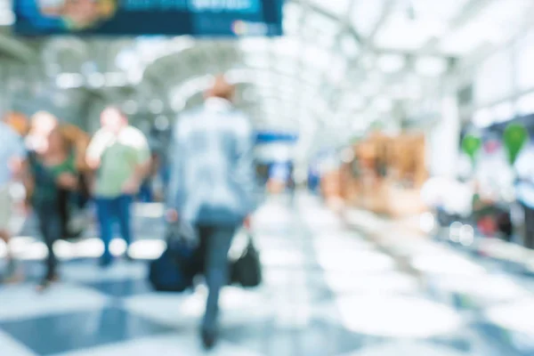 Intérieur flou de l'aéroport avec des personnes — Photo