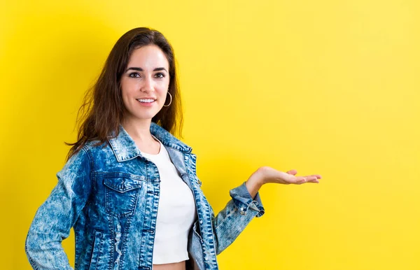 Junge Frau mit demonstrativer Handbewegung — Stockfoto